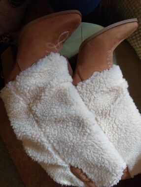 Source Unknown White Sherpa and Brown Heeled Boots